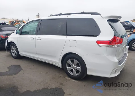 2012 Toyota Sienna Le V6 8 Passenger z USA, uszkodzony, nr VIN 5TDKK3DC2CS218290